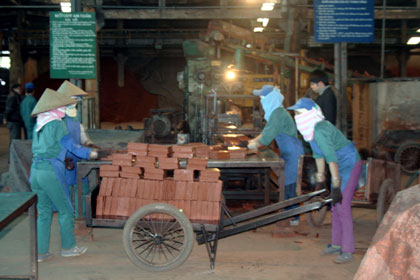  Sản xuất gạch ốp lát tại Công ty CP Xây dựng Giếng Đáy.                                     Ảnh: Hữu Việt