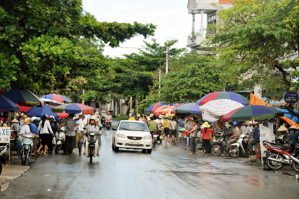  Chợ họp dưới lòng đường ngay gần UBND xã Đông Xá (Vân Đồn).