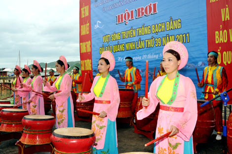 Màn biểu diễn trống hội chào mừng Hội bơi vượt sông truyền thống Bạch Đằng giải Báo Quảng Ninh lần thứ 39, năm 2011.