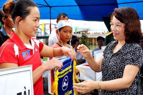 Đồng chí Vũ Thị Thu Thủy, Phó Chủ tịch UBND tỉnh đến dự và tặng cờ lưu niệm cho các đội thi.