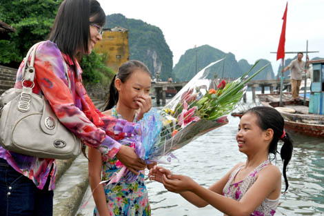 Người nhà và mẹ VĐV Nguyễn Thu Hương, đội trẻ TP Hạ Long ra đón và chúc mừng Hương hoàn thành phần thi.