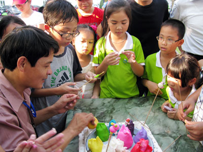  Các học viên được dạy làm tò he do nghệ nhân CLB làng nghề truyền thống tò he (Phú Xuyên, Hà Nội) hướng dẫn.