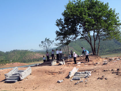 Dấu tích nền móng lăng mộ vua Trần Anh Tông ở thôn Trại Lốc, xã An Sinh được phát hiện sau cuộc khai quật tháng 5-2007. Ảnh: Đại Dương