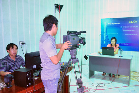 Phóng viên Báo Quảng Ninh thực hiện chương trình truyền hình thời sự online trên Báo Điện tử.