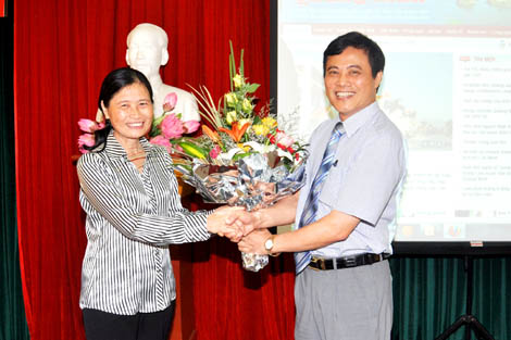 Đồng chí Đỗ Thị Hoàng, Phó Bí thư Thường trực Tỉnh uỷ tặng hoa chúc mừng Báo Quảng Ninh nhân dịp khai trương phiên bản mới