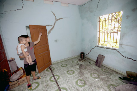 Còn gia đình anh Phạm Văn Chính phải chuyển nhà đi chỗ khác ở vì không biết nhà có thể đổ bất kỳ lúc nào.