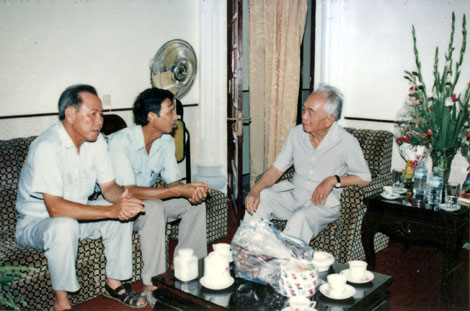 Đồng chí Nguyễn Viết Khai, nguyên Tổng biên tập Báo Quảng Ninh (ở giữa) trong lần chúc thọ đại tướng