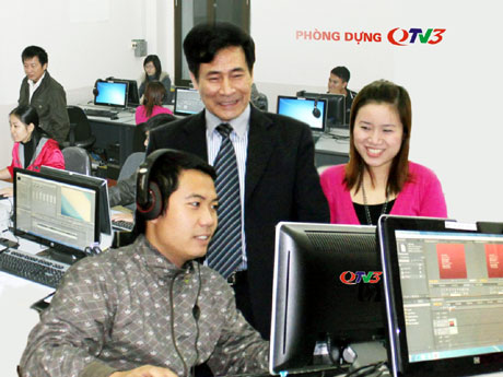 Giám đốc Trần Mạnh Hùng (đứng giữa) chỉ đạo các phóng viên, kỹ thuật viên thực hiện chương trình.