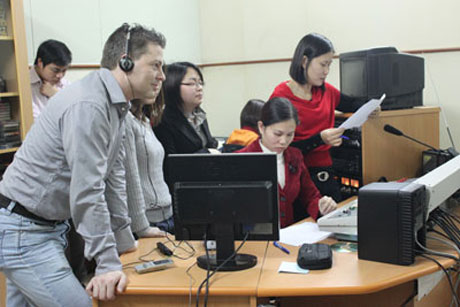 Đội ngũ làm phát thanh của Đài PT-TH Quảng Ninh thực hiện chương trình phát thanh trực tiếp với sự hỗ trợ của chuyên gia người Đức.