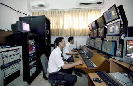 Biên tập viên trang điểm trước giờ lên hình. Các nhân viên kỹ thuật chăm chú lựa chọn khuôn hình đẹp cho chương trình “QTV chào ngày mới”.
