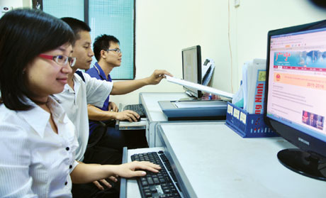 PV báo điện tử đang thao tác trên phiên bản báo Quảng Ninh điện tử tiếng Trung.