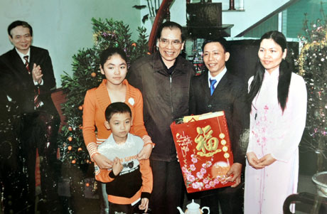 Nguyên Tổng Bí thư Nông Đức Mạnh đến thăm một gia đình công nhân mỏ Hà Lầm tiêu biểu trong chuyến thăm Quảng Ninh đầu năm 2010.