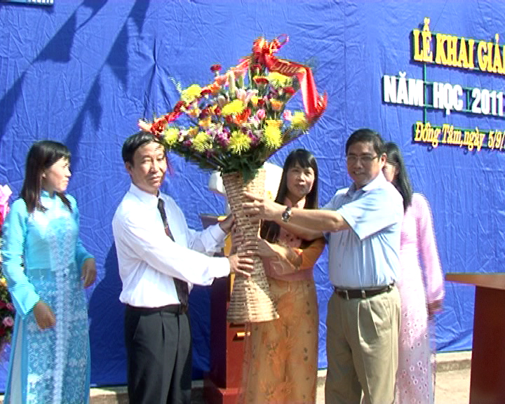 Đồng chí Bí thư Tỉnh ủy dự khai giảng năm học mới tại Bình Liêu