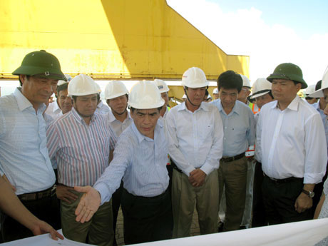 Bộ trưởng GT-VT Đinh La Thăng (thứ nhất, phải sang) cùng các đồng chí lãnh đạo tỉnh kiểm tra công tác thi công dự án xây dựng bến 2, 3, 4 cảng Cái Lân.