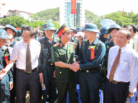 Thiếu tướng Đỗ Căn, Phó Chính uỷ Quân khu 3 và lãnh đạo TP Hạ Long động viên tân binh lên đường nhiệm vụ