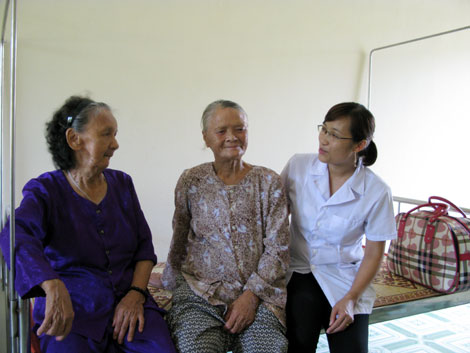 Bà Lâm Thị Bình (ngồi giữa) cùng nhân viên, đối tượng sống tại Trung tâm Bảo trợ xã hội tỉnh.