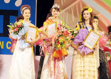 Trương Tùng Lan (đứng giữa) đoạt vương miện Người đẹp Hạ Long 2010 
