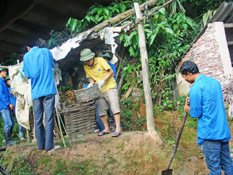 ĐVTN huyện Tiên Yên giúp đỡ các hộ di dời, xây dựng lại chuồng trại chăn nuôi.