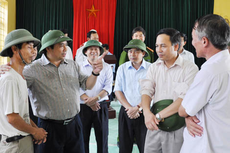 Bí thư Tỉnh ủy Phạm Minh Chính (thứ hai, trái sang) thăm nhà văn hóa thôn Hải An, xã Quảng An (Đầm Hà)