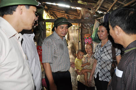 Bí thư Tỉnh ủy Phạm Minh Chính (giữa) thăm, trò chuyện với một hộ gia đình nghèo ở thôn Nà Pá, xã Quảng An.