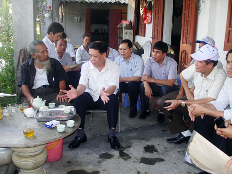 Đồng chí Đỗ Thông, Phó Chủ tịch Thường trực UBND tỉnh (thứ 2, trái sang) đối thoại với người dân về những vướng mắc trong GPMB Dự án Khu dân cư lấn biển Cọc 6.