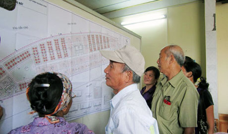 Người dân đến xem quy hoạch Khu đô thị Cao Xanh - Hà Khánh được niêm yết công khai tại trụ sở UBND phường Cao Xanh (TP Hạ Long).