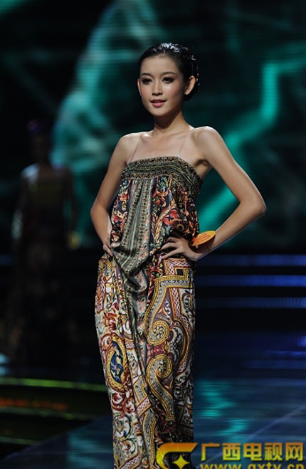 Trần Thị Huyền My trên sàn catwalk của Siêu mẫu châu Á 2011