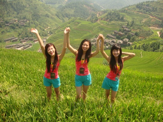 Ba đại diện của Việt Nam tham dự cuộc thi vừa rồi (Huyền My đứng bên phải). (Ảnh: NVCC)