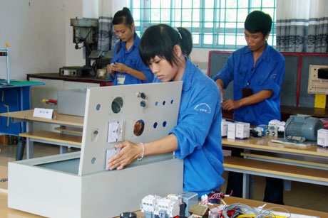 Học sinh khoa Điện, Trường CĐ Nghề mỏ Hồng Cẩm thi tốt nghiệp nghề điện công nghiệp.