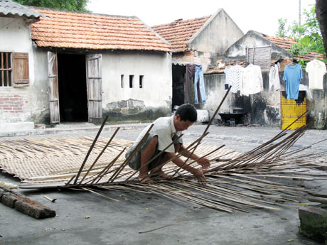 Người thợ làng nghề Hưng Học đang đan mê thuyền nan.