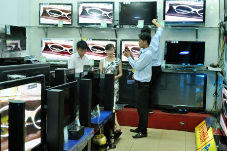Mua các sản phẩm có giá trị cao việc thanh toán thông qua thẻ sẽ đảm bảo an toàn và tiết kiệm thời gian hơn. Trong ảnh: Khách tìm hiểu sản phẩm điện tử tại cửa hàng Dũng Vân (TP Hạ Long).