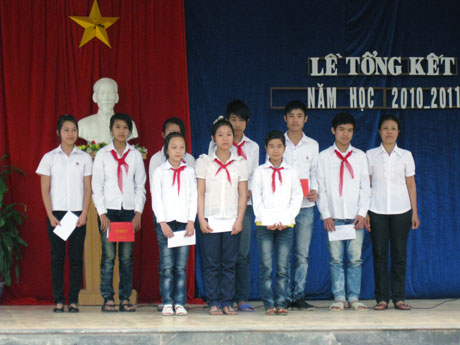 Hội Khuyến học xã Hải Lạng (Tiên Yên) trao học bổng cho học sinh có thành tích cao năm học 2010-2011. Ảnh: Cẩm Nang