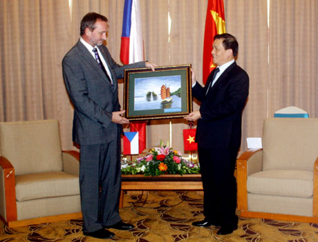 Đồng chí Nguyễn Như Hiền, Phó Chủ tịch Thường trực HĐND tỉnh tặng đoàn bức tranh Vịnh Hạ Long.
