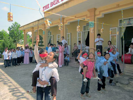 Học sinh Trường Tiểu học Quảng Sơn (Hải Hà) tham gia trò chơi dân gian.