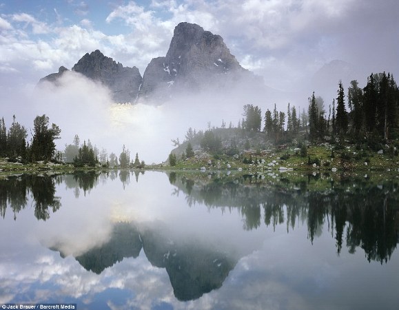 Màn sương mù bao phủ Grand Teton và núi Owen, công viên quốc gia Grand Teton, Wyoming.