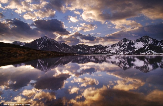 Mặt trời mọc đằng sau đỉnh núi Huron, trong dải núi Sawatch, gần Vail và Leadville ở Colorado, Mỹ.