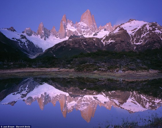 Ánh bình minh buổi sớm chiếu rọi qua những mỏm đá nhọn của dãy núi Fitz Roy ở công viên quốc gia Los Gla ciares, Patagonia, Ác hen ti na.