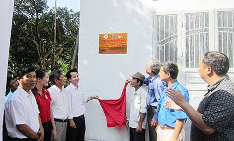 Hội Chữ thập đỏ, Thành Đoàn TP Hạ Long phối hợp với Công ty Xăng dầu B12 trao tặng nhà tình thương cho hộ gia đình ông Trần Văn Dũng, ở phường Đại Yên (TP Hạ Long). Ảnh: MT