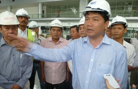 Bộ trưởng Bộ Giao thông Vận tải Đinh La Thăng yêu cầu thay trưởng ban quản lý dự án xây dựng nhà ga hành khách sân bay quốc tế Đà Nẵng, ngay trong quá trình đi kiểm tra công trường