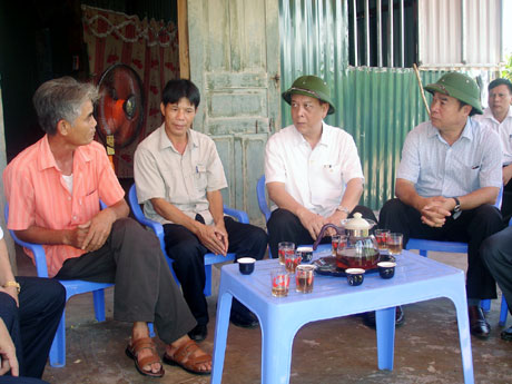 Đồng chí Đỗ Thông, Phó Chủ tịch Thường trực UBND tỉnh (thứ ba, phải sang) trao đổi với các hộ dân chưa chấp nhận phương án bồi thường tại Dự án Khu đô thị mới Tây Ka Long.