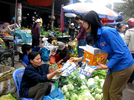 ĐVTN TP Hạ Long phát tờ rơi tuyên truyền phòng, chống HIV/AIDS tại các điểm chợ trên địa bàn.