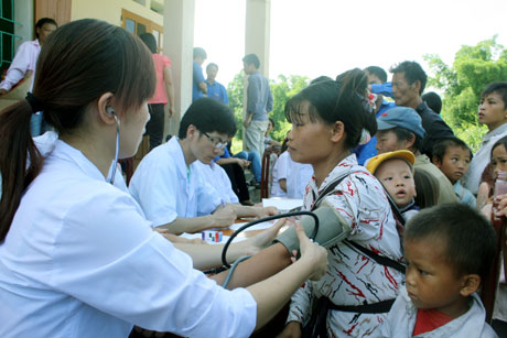 Các y, bác sĩ trẻ tình nguyện, phát thuốc nhân đạo cho trẻ em và người dân thôn Tân Đức, xã Quảng Tân (Đầm Hà).