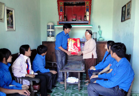 Tuổi trẻ huyện Hải Hà thăm, tặng quà cho gia đình chính sách tại xã Cái Chiên.