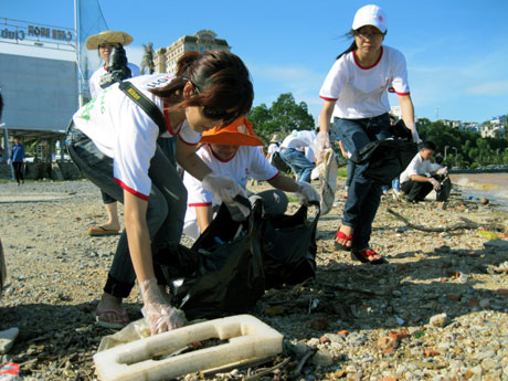 Thanh niên tình nguyện dọn vệ sinh môi trường trên bãi biển ở TP Hạ Long.