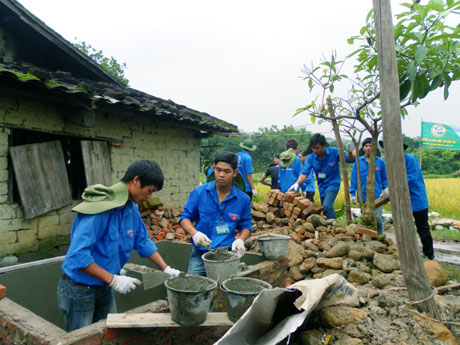 Thanh niên tình nguyện huyện Yên Hưng xây nhà tiêu hợp vệ sinh cho hộ nghèo ở huyện Bình Liêu.