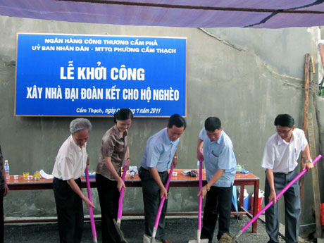 Lễ khởi công xây dựng Nhà đại đoàn kết cho hộ nghèo tại phường Cẩm Thạch.
