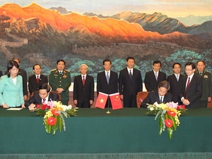 Lễ ký kết Thỏa thuận về những nguyên tắc cơ bản chỉ đạo giải quyết vấn đề trên biển giữa hai nước Việt Nam-Trung Quốc. (Ảnh: Trí Dũng/TTXVN)