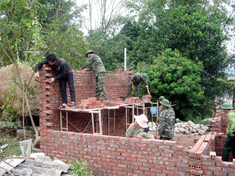 LLVT huyện Bình Liêu tham gia xây dựng nhà ở cho hộ nghèo trên địa bàn.
