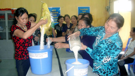 Hội viên của Hội LHPN TP Uông Bí tích cực đóng góp cho các Hũ gạo tiết kiệm.