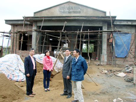 Đồng chí Đỗ Vũ Chung, Uỷ viên Ban Thường vụ, Trưởng Ban Dân vận Tỉnh uỷ (ngoài cùng bên trái) kiểm tra công tác xây dựng nhà văn hoá Thôn Tân Trung, xã Tân Bình (Đầm Hà).